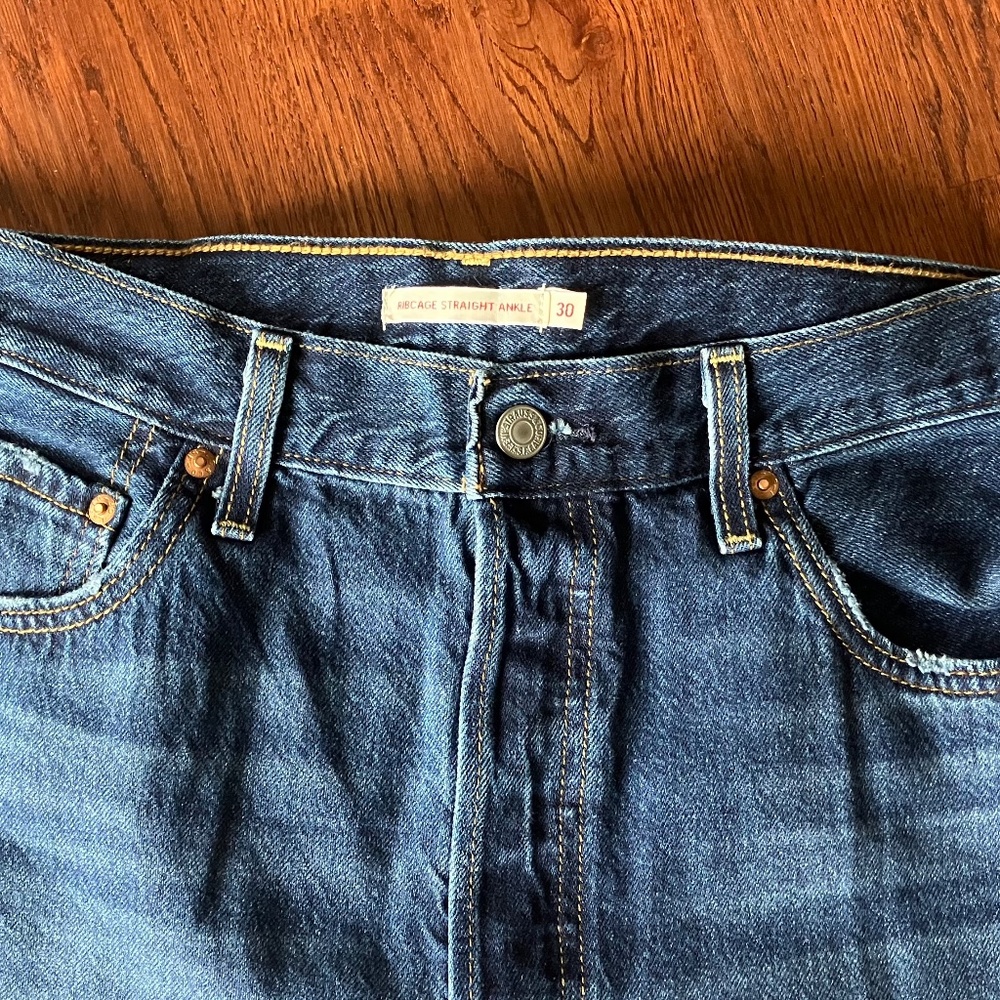 Levis - Picture 5 of 9